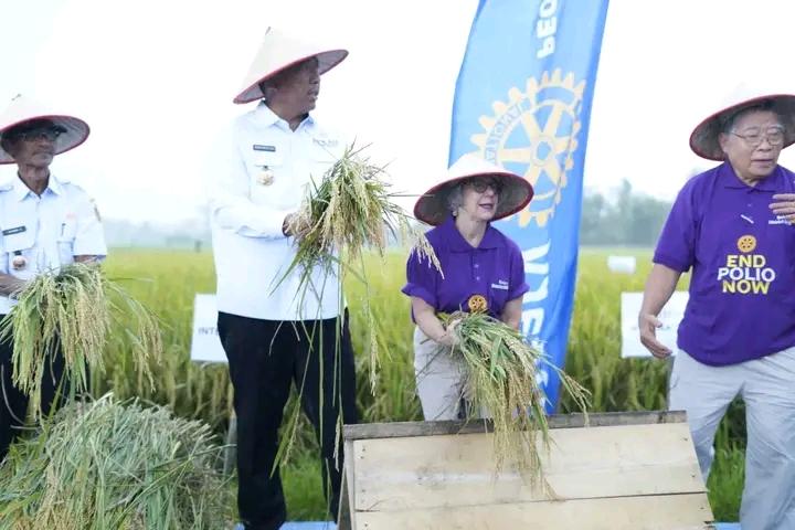 Plt Bupati Lampung Tengah dan Rotary Club Groundbreaking Proyek Irigasi di Seputih Raman